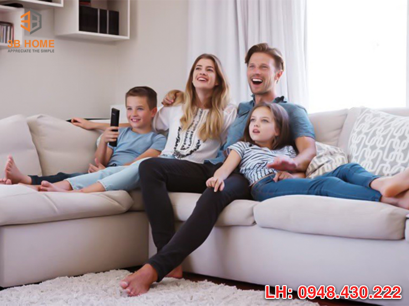 Cả nhà vui vẻ quây quần trên ghế sofa 